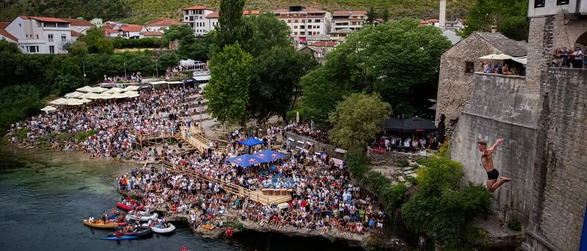 Bosna Hersek’te 460 Yıllık Gelenek: Tarihi Mostar Köprüsü Atlayışları Yapıldı