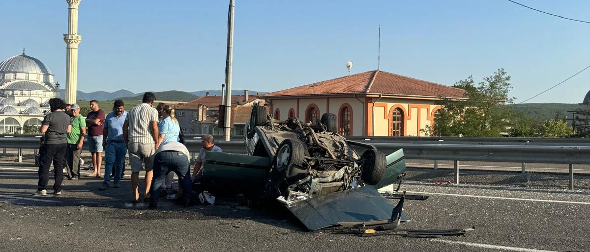 AŞIRI HIZ YAPAN OTOMOBİL REFUJE ÇARPIP TAKLA ATTI, AYNI AİLEDEN 1'İ ÇOCUK 3 KİŞİ YARALANDI