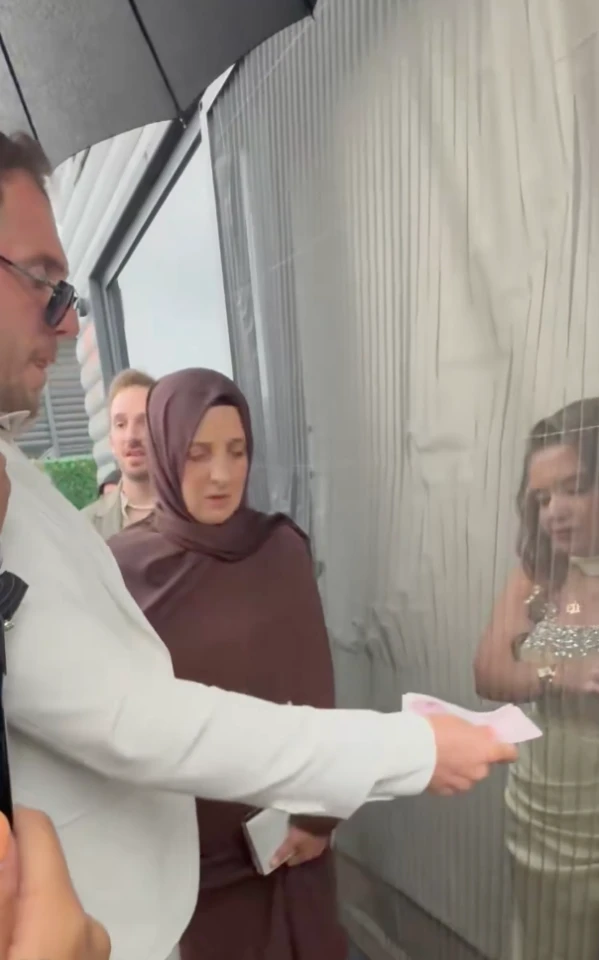 Gelenek mi? Görgüsüzlük mü?