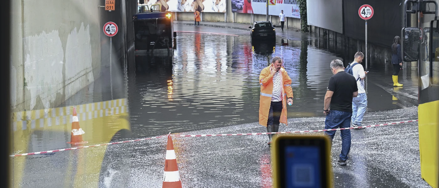İSTANBUL'DA SAĞANAK KABUSU: YOLLAR GÖLE DÖNDÜ, TARİHİ ÇARŞIYI SU BASTI