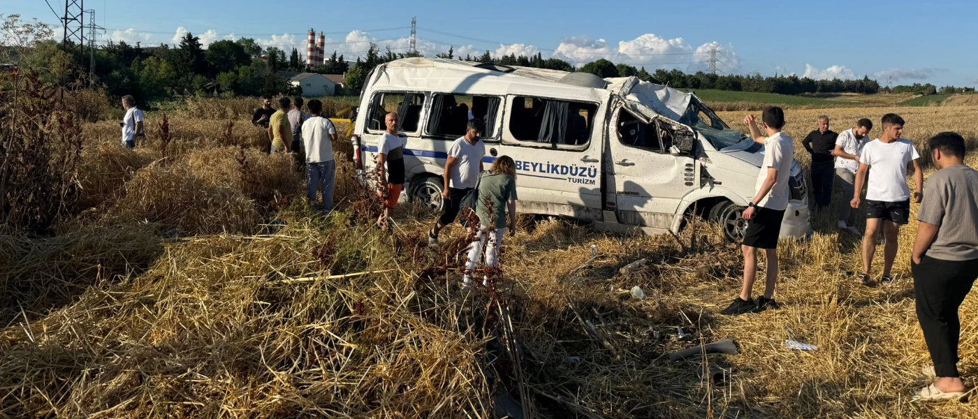 SİLİVRİ'DE YOLCU MİNİBÜSÜ OTLUK ALANA DEVRİLDİ: 2 ÖLÜ 10 YARALI