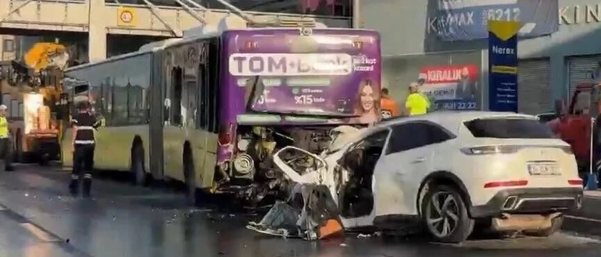Küçükçekmece'de İETT otobüsüne çarpan otomobildeki 3 kişi hayatını kaybetti