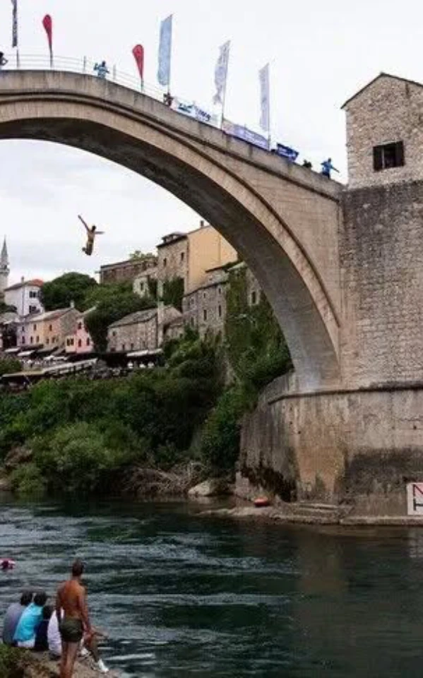 Bosna Hersek’te 460 Yıllık Gelenek: Tarihi Mostar Köprüsü Atlayışları Yapıldı