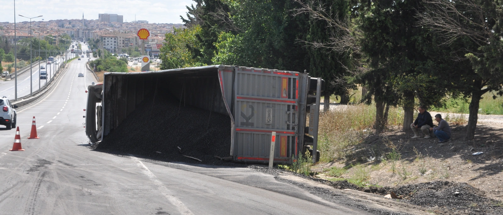 Lüleburgaz'da devrilen tırın sürücüsü yaralandı