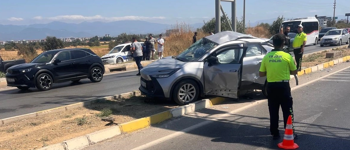 Balıkesir'de kamyon ile otomobilin çarpışması sonucu 1 kişi öldü, 2 kişi yaralandı