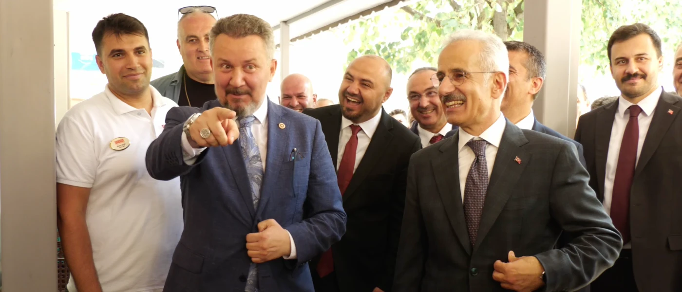 KÖFTECİ MİLLETVEKİLİNDEN GAZETECİLERE: “BEDAVA OLMAZ, İNDİRİM YAPARIZ”
