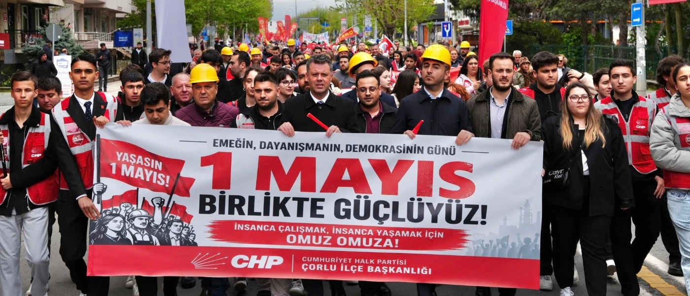 ÇORLU BELEDİYE BAŞKANI SARIKURT, CUMHURBAŞKANI ERDOĞAN'A YÖNELİK HAKARET KOROSUNA BAYRAKTARLIK ETTİ!